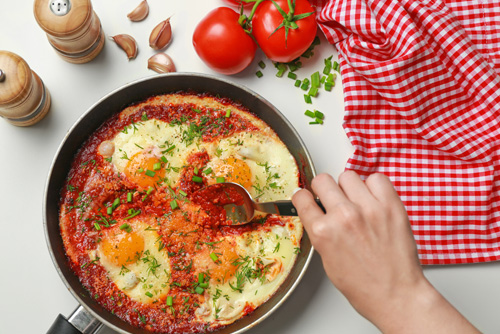 Imagine: Ouă în Purgatoriu - rețetă napoletană cu roșii și ouă